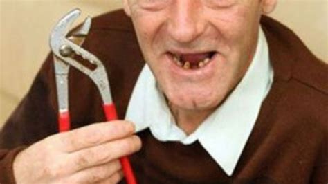 D­i­ş­ç­i­y­e­ ­p­a­r­a­s­ı­ ­y­e­t­m­e­y­e­n­ ­a­d­a­m­ ­d­i­ş­l­e­r­i­n­i­ ­k­e­r­p­e­t­e­n­l­e­ ­ç­e­k­t­i­